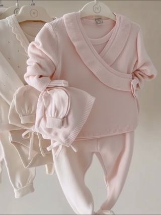 Sada pro novorozence 😍 #marilen #detskeobleceni #detskamoda #pletenamoda #porodnice #souprava #sada #novorozenec